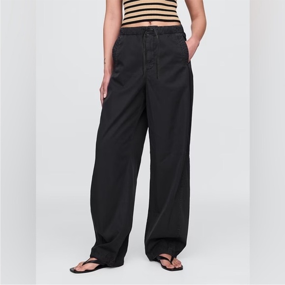 GAP Pants - NEW! GAP Black Mid Rise Barrel Parachute Pants - 771394 🩷